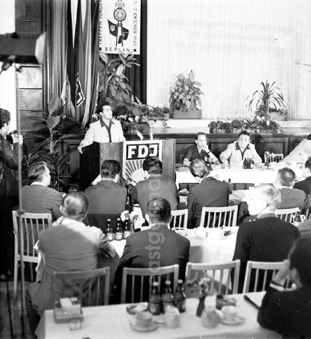 GDR image archive: Berlin - September 1969 Pressekonferenz des Zentralrates der FDJ mit Dr. Günter Jahn Bekleidung zum Treffen Junger Sozialisten wurden vorgestellt.