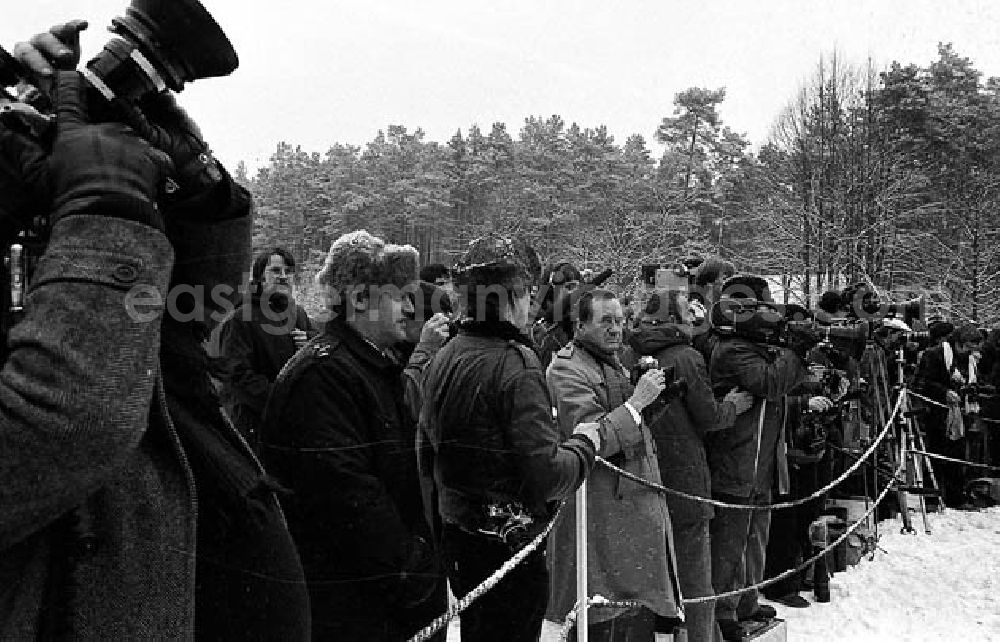 GDR picture archive: Schorfheide-Döllnsee (Brandenburg) - Pressekonferenz mit zahlreichen Pressevertretern während eines Pressegespräches mit Meyer und Becker aus Anlaß des Besuches von Bundeskanzler Helmut Schmidt in der DDR.