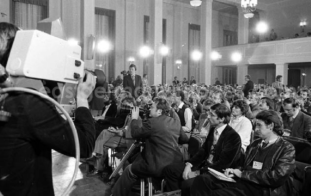 : Pressekonferenz mit zahlreichen Pressevertretern während eines Pressegespräches mit Meyer und Becker aus Anlaß des Besuches von Bundeskanzler Helmut Schmidt in der DDR.