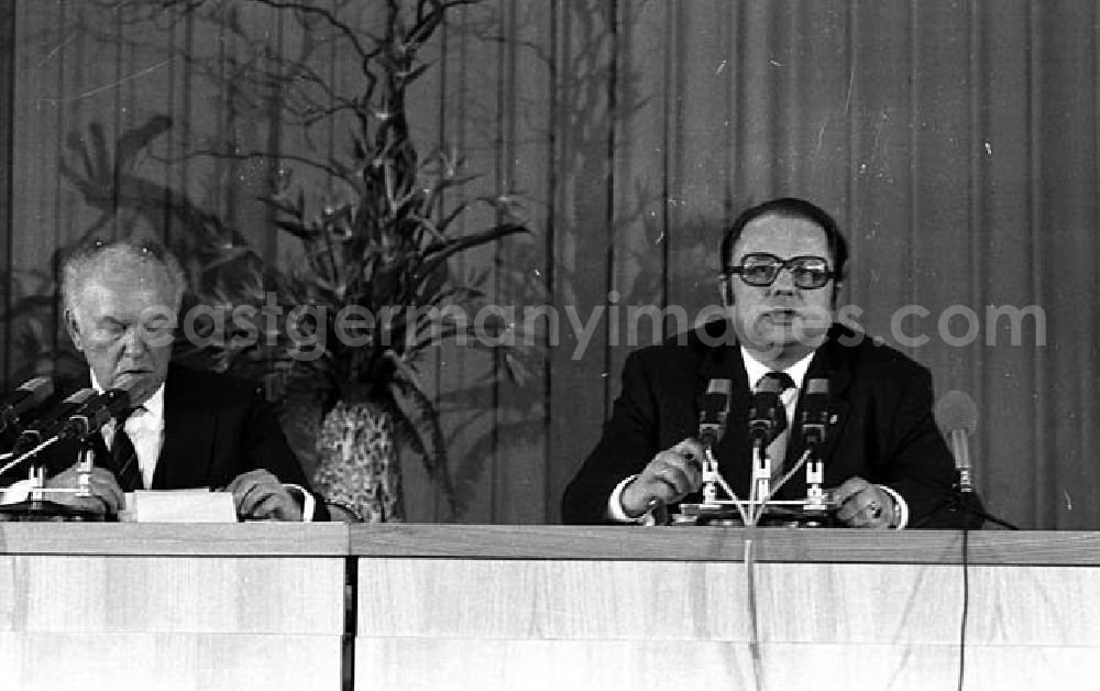 GDR photo archive: - Pressekonferenz mit zahlreichen Pressevertretern während eines Pressegespräches mit Meyer und Becker aus Anlaß des Besuches von Bundeskanzler Helmut Schmidt in der DDR.