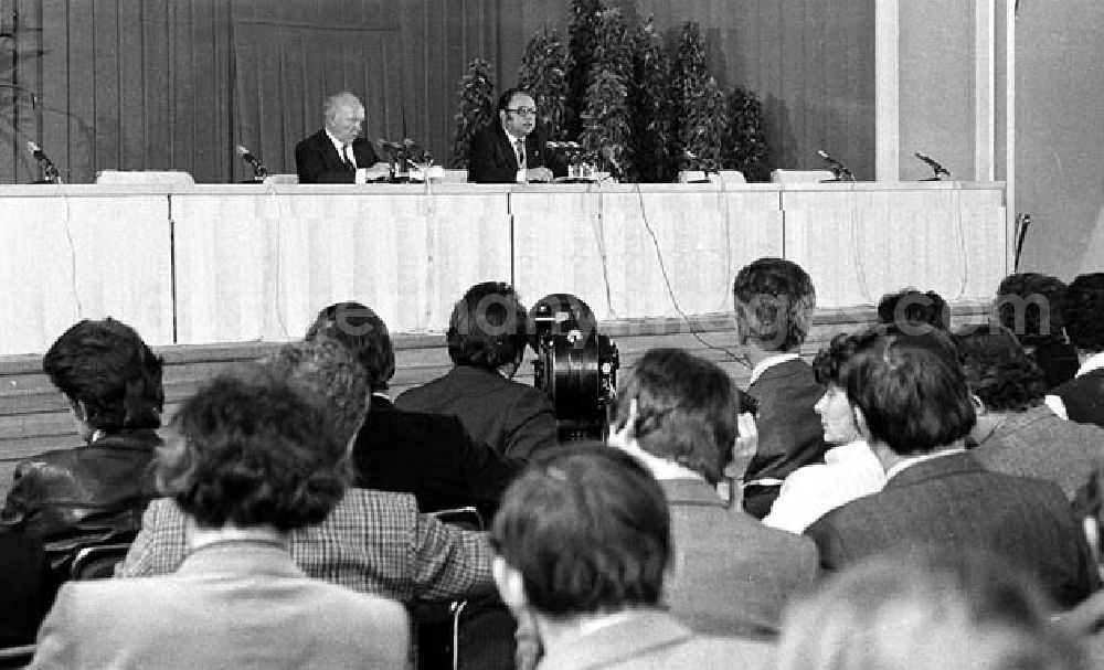 GDR image archive: - Pressekonferenz mit zahlreichen Pressevertretern während eines Pressegespräches mit Meyer und Becker aus Anlaß des Besuches von Bundeskanzler Helmut Schmidt in der DDR.