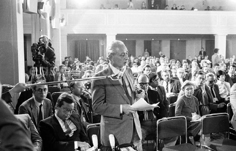 GDR image archive: - Pressekonferenz mit zahlreichen Pressevertretern während eines Pressegespräches mit Meyer und Becker aus Anlaß des Besuches von Bundeskanzler Helmut Schmidt in der DDR.