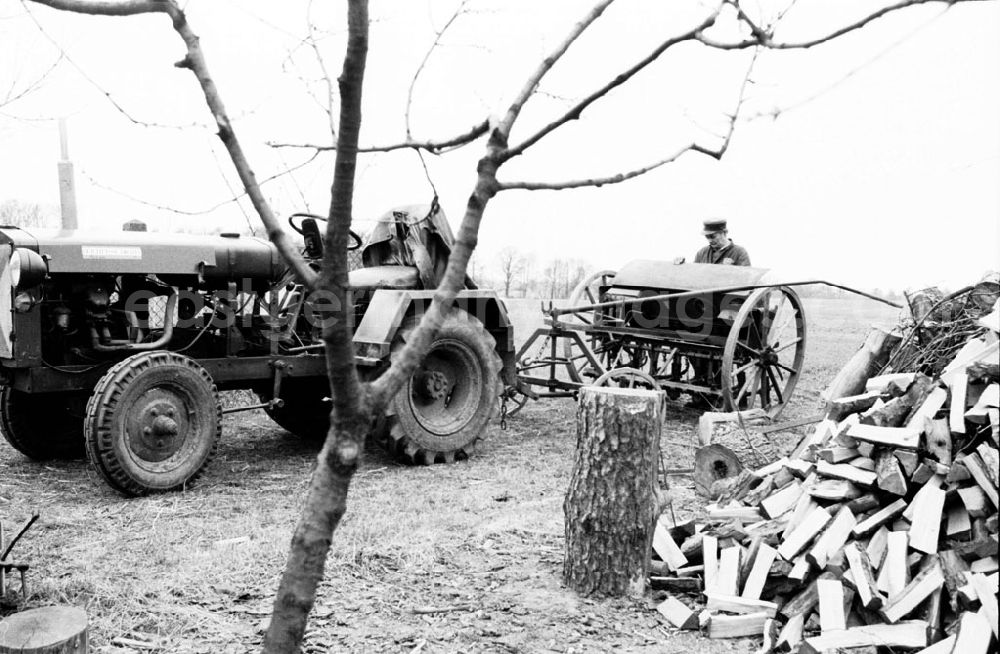 GDR picture archive: - Privatfrühjahrsbestellung in Belten-Vetschau Umschlagnummer: 7285