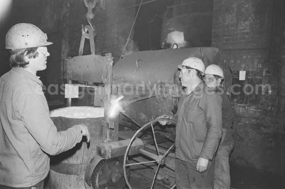 GDR picture archive: Chemnitz - Karl-Marx-Stadt - Workplace and factory equipment tapping and molding in the VEB foundry Rudolf Harlass as a division of the VEB Vereinigte Chemnitzer Giessereien in the district of Wittgensdorf in Chemnitz - Karl-Marx-Stadt, Saxony in the area of the former GDR, German Democratic Republic