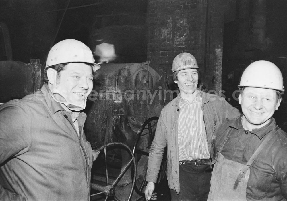 GDR photo archive: Chemnitz - Karl-Marx-Stadt - Workplace and factory equipment tapping and molding in the VEB foundry Rudolf Harlass as a division of the VEB Vereinigte Chemnitzer Giessereien in the district of Wittgensdorf in Chemnitz - Karl-Marx-Stadt, Saxony in the area of the former GDR, German Democratic Republic