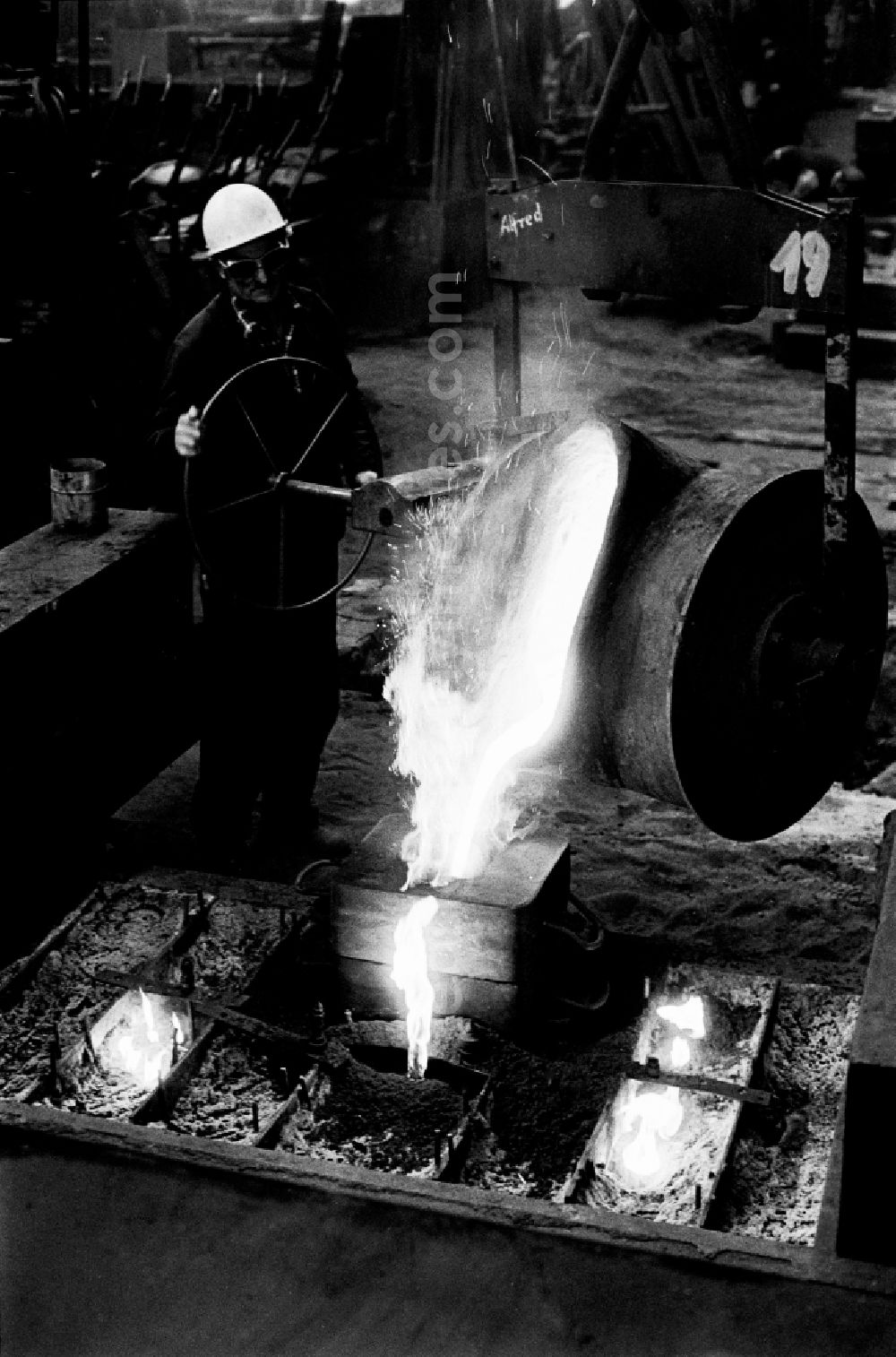 GDR picture archive: Chemnitz - Karl-Marx-Stadt - Workplace and factory equipment tapping and molding in the VEB foundry Rudolf Harlass as a division of the VEB Vereinigte Chemnitzer Giessereien in the district of Wittgensdorf in Chemnitz - Karl-Marx-Stadt, Saxony in the area of the former GDR, German Democratic Republic