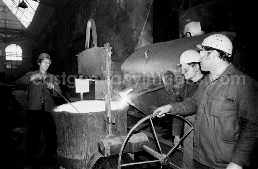 Chemnitz - Karl-Marx-Stadt: Workplace and factory equipment tapping and molding in the VEB foundry Rudolf Harlass as a division of the VEB Vereinigte Chemnitzer Giessereien in the district of Wittgensdorf in Chemnitz - Karl-Marx-Stadt, Saxony in the area of the former GDR, German Democratic Republic