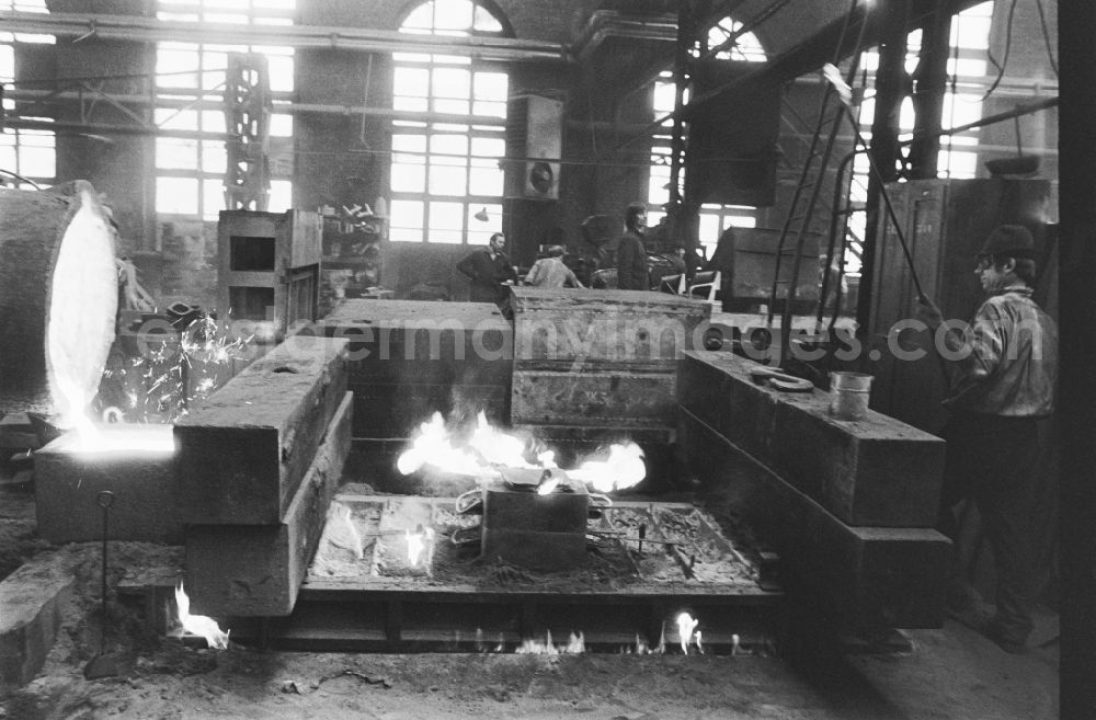 GDR picture archive: Chemnitz - Karl-Marx-Stadt - Workplace and factory equipment tapping and molding in the VEB foundry Rudolf Harlass as a division of the VEB Vereinigte Chemnitzer Giessereien in the district of Wittgensdorf in Chemnitz - Karl-Marx-Stadt, Saxony in the area of the former GDR, German Democratic Republic