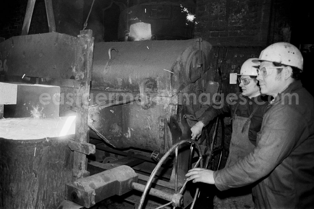 Chemnitz - Karl-Marx-Stadt: Workplace and factory equipment tapping and molding in the VEB foundry Rudolf Harlass as a division of the VEB Vereinigte Chemnitzer Giessereien in the district of Wittgensdorf in Chemnitz - Karl-Marx-Stadt, Saxony in the area of the former GDR, German Democratic Republic