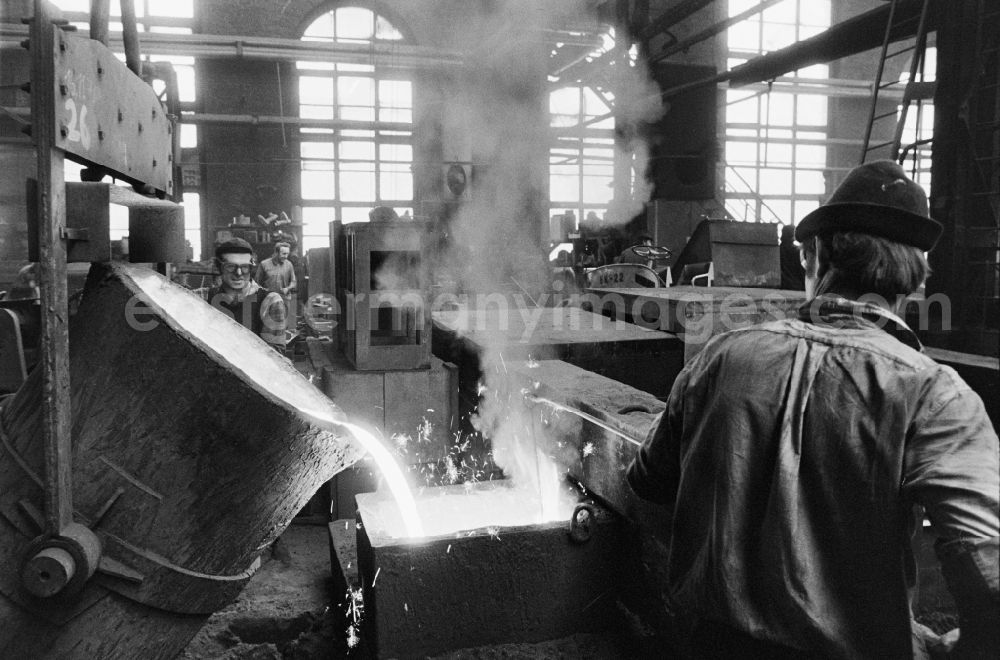 GDR picture archive: Chemnitz - Karl-Marx-Stadt - Workplace and factory equipment tapping and molding in the VEB foundry Rudolf Harlass as a division of the VEB Vereinigte Chemnitzer Giessereien in the district of Wittgensdorf in Chemnitz - Karl-Marx-Stadt, Saxony in the area of the former GDR, German Democratic Republic