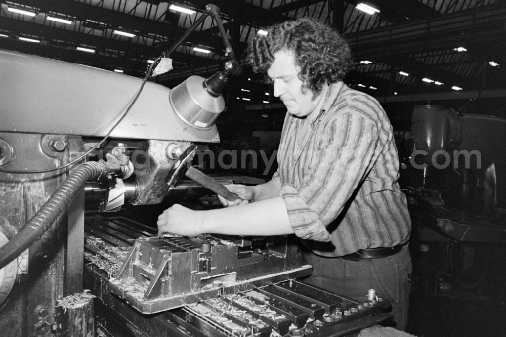 Berlin: Workplace and factory equipment an einer Fraesmaschine im EAW Elektro-Apparate-Werke Berlin-Treptow Friedrich Ebert on street Puschkinallee in the district Treptow in Berlin Eastberlin on the territory of the former GDR, German Democratic Republic