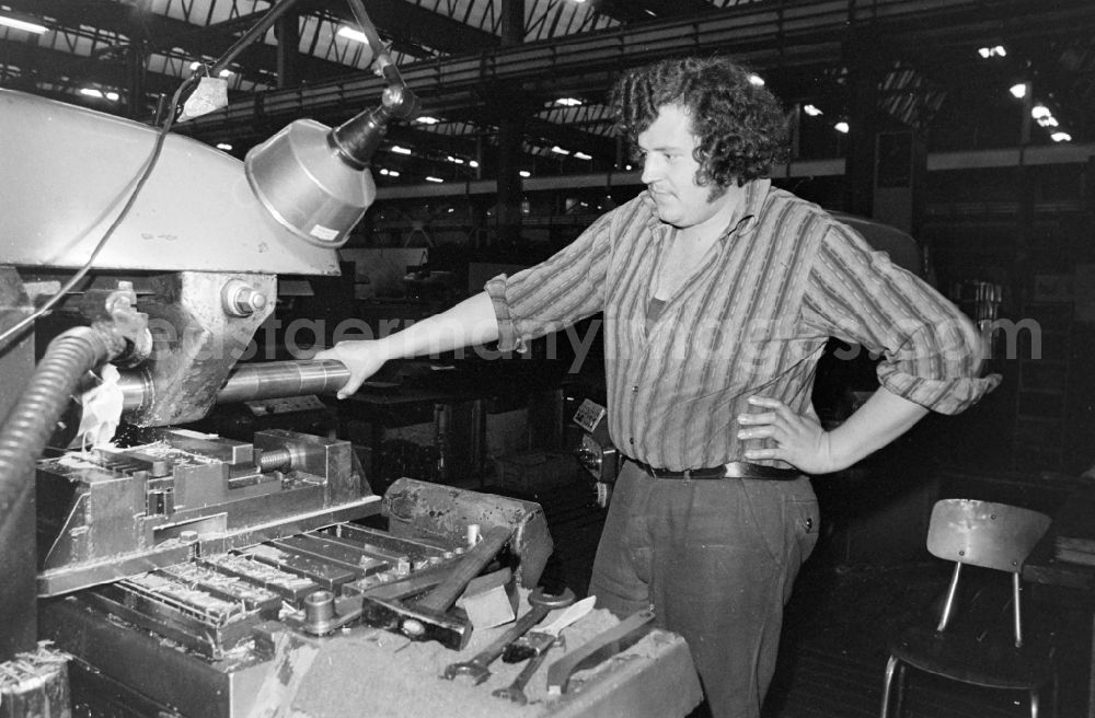 GDR photo archive: Berlin - Workplace and factory equipment an einer Fraesmaschine im EAW Elektro-Apparate-Werke Berlin-Treptow Friedrich Ebert on street Puschkinallee in the district Treptow in Berlin Eastberlin on the territory of the former GDR, German Democratic Republic