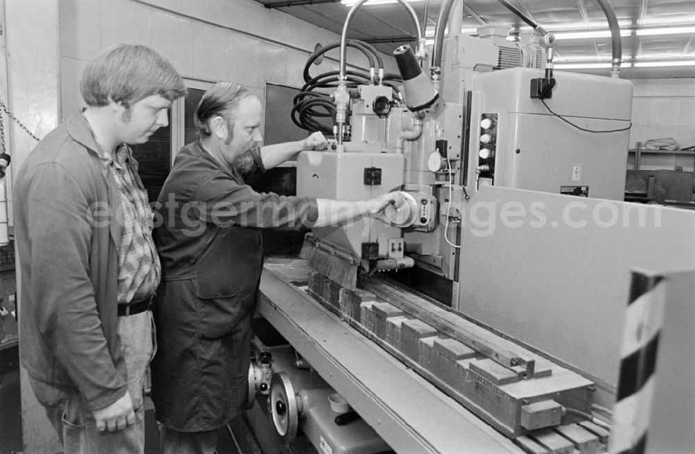 GDR picture archive: Berlin - Workplace and factory equipment an einer Fraesmaschine im EAW Elektro-Apparate-Werke Berlin-Treptow Friedrich Ebert on street Puschkinallee in the district Treptow in Berlin Eastberlin on the territory of the former GDR, German Democratic Republic