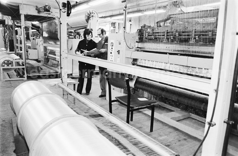 GDR picture archive: Annaberg-Buchholz - Workplace, factory equipment and production process in the OPEW (Obererzgebirgische Posamenten- und Effekten-Werk) in Annaberg-Buchholz, Saxony in the territory of the former GDR, German Democratic Republic