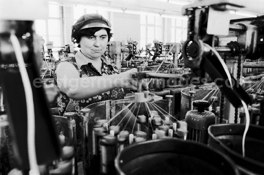 GDR image archive: Annaberg-Buchholz - Workplace, factory equipment and production process in the OPEW (Obererzgebirgische Posamenten- und Effekten-Werk) in Annaberg-Buchholz, Saxony in the territory of the former GDR, German Democratic Republic