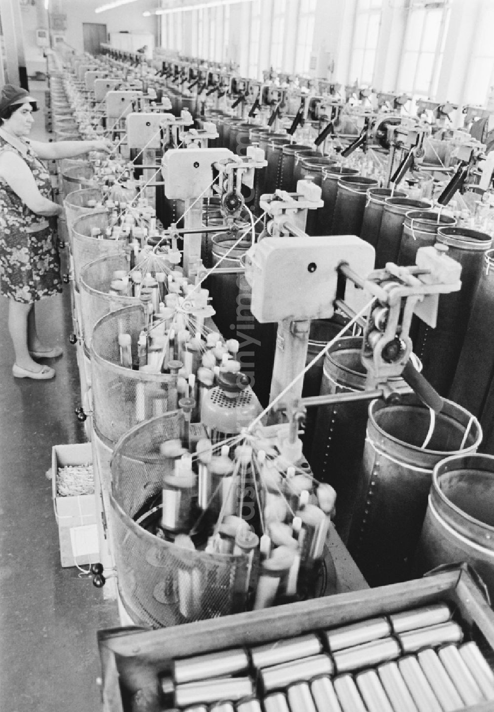 GDR picture archive: Annaberg-Buchholz - Workplace, factory equipment and production process in the OPEW (Obererzgebirgische Posamenten- und Effekten-Werk) in Annaberg-Buchholz, Saxony in the territory of the former GDR, German Democratic Republic