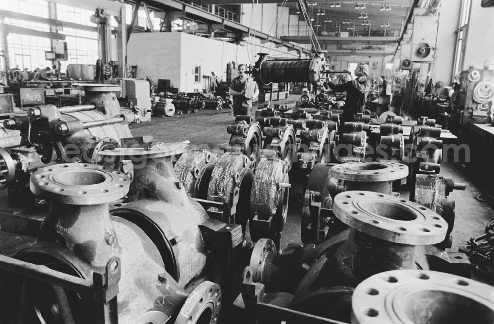 GDR image archive: Halle (Saale) - Workplace and factory equipment im VEB Industriewerk Halle-Nord in Halle (Saale), Saxony-Anhalt on the territory of the former GDR, German Democratic Republic