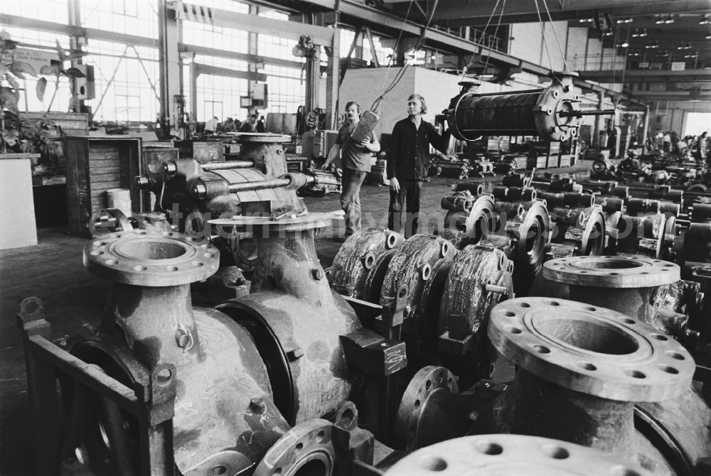 GDR photo archive: Halle (Saale) - Workplace and factory equipment im VEB Industriewerk Halle-Nord in Halle (Saale), Saxony-Anhalt on the territory of the former GDR, German Democratic Republic