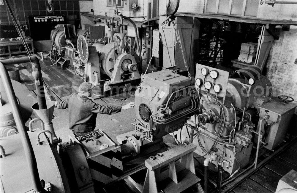 GDR picture archive: Halle (Saale) - Workplace and factory equipment im VEB Industriewerk Halle-Nord in Halle (Saale), Saxony-Anhalt on the territory of the former GDR, German Democratic Republic