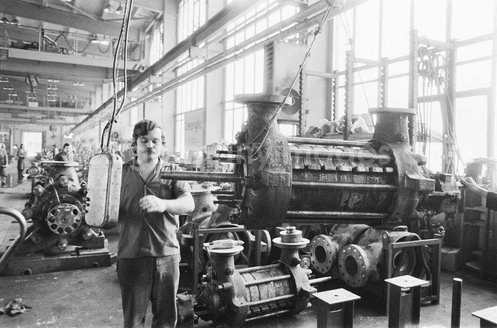 Halle (Saale): Workplace and factory equipment im VEB Industriewerk Halle-Nord in Halle (Saale), Saxony-Anhalt on the territory of the former GDR, German Democratic Republic