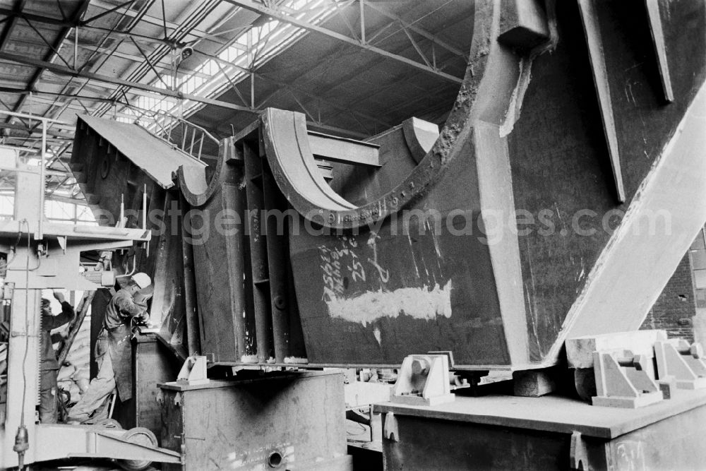 GDR image archive: Halle (Saale) - Workplace and factory equipment im VEB Industriewerk Halle-Nord in Halle (Saale), Saxony-Anhalt on the territory of the former GDR, German Democratic Republic