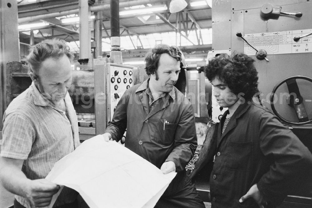 GDR picture archive: Halle (Saale) - Workplace and factory equipment im VEB Industriewerk Halle-Nord in Halle (Saale), Saxony-Anhalt on the territory of the former GDR, German Democratic Republic