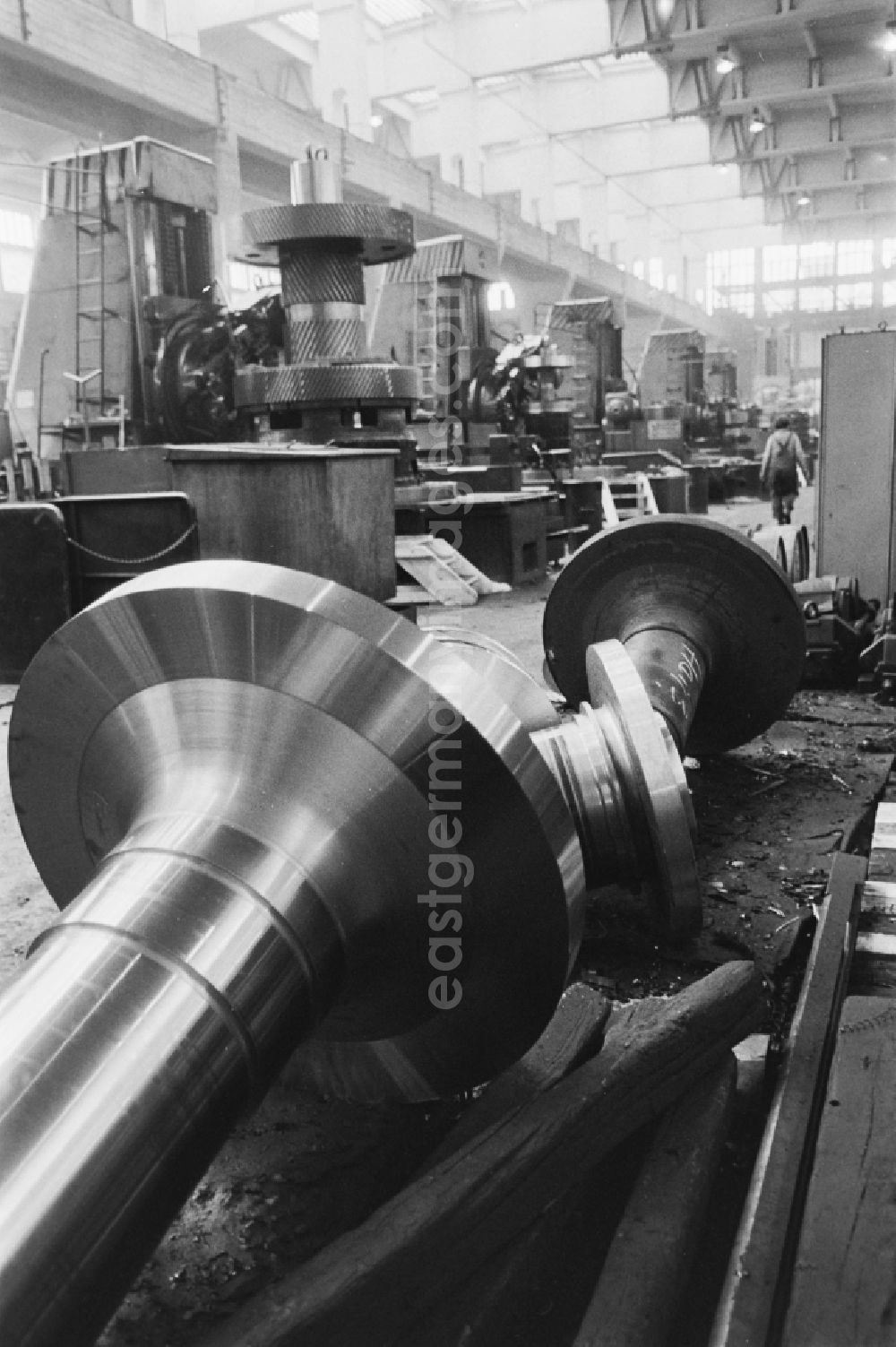 GDR photo archive: Halle (Saale) - Workplace and factory equipment im VEB Industriewerk Halle-Nord in Halle (Saale), Saxony-Anhalt on the territory of the former GDR, German Democratic Republic