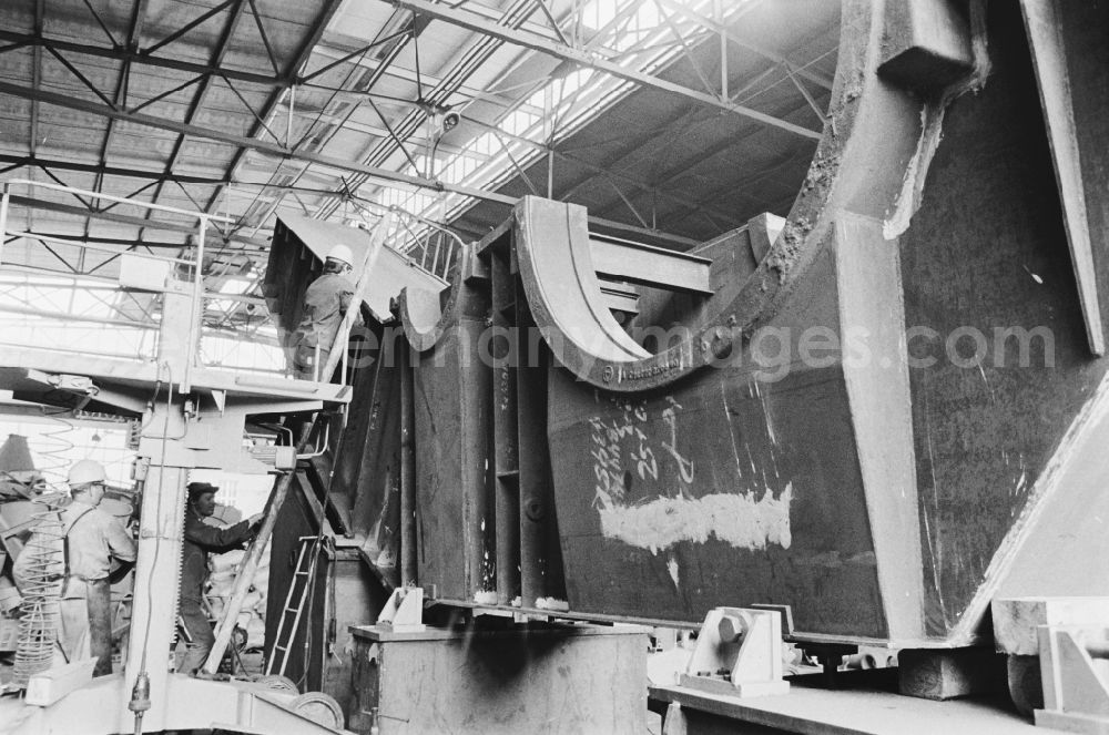 GDR image archive: Halle (Saale) - Workplace and factory equipment im VEB Industriewerk Halle-Nord in Halle (Saale), Saxony-Anhalt on the territory of the former GDR, German Democratic Republic