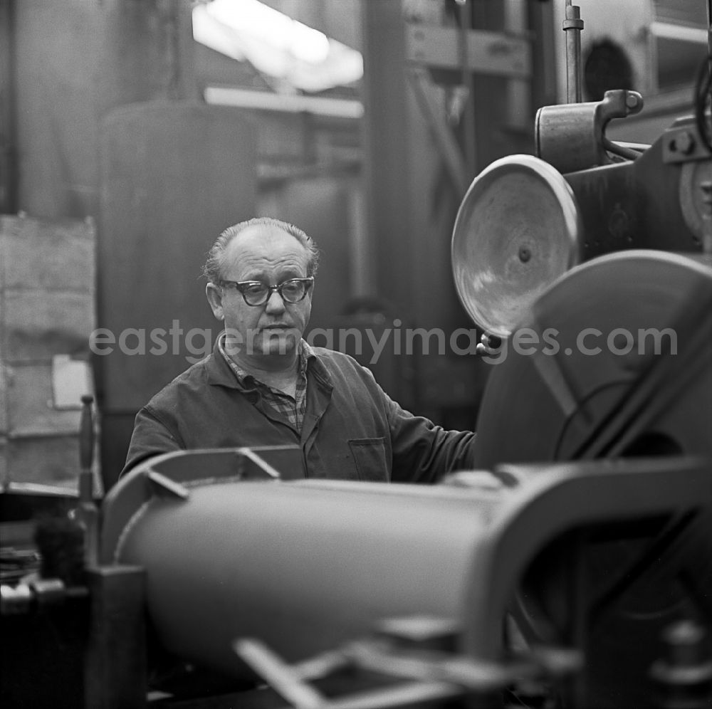 GDR picture archive: Potsdam - Workplace and factory equipment im VEB Lokomotivbau Karl Marx Babelsberg in the district Babelsberg in Potsdam, Brandenburg on the territory of the former GDR, German Democratic Republic