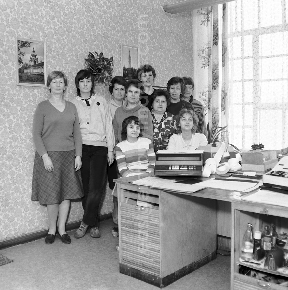 GDR image archive: Berlin - Workplace and factory equipment VEB Schreibfeder Berlin on street Boxhagener Strasse in the district Friedrichshain in Berlin Eastberlin on the territory of the former GDR, German Democratic Republic