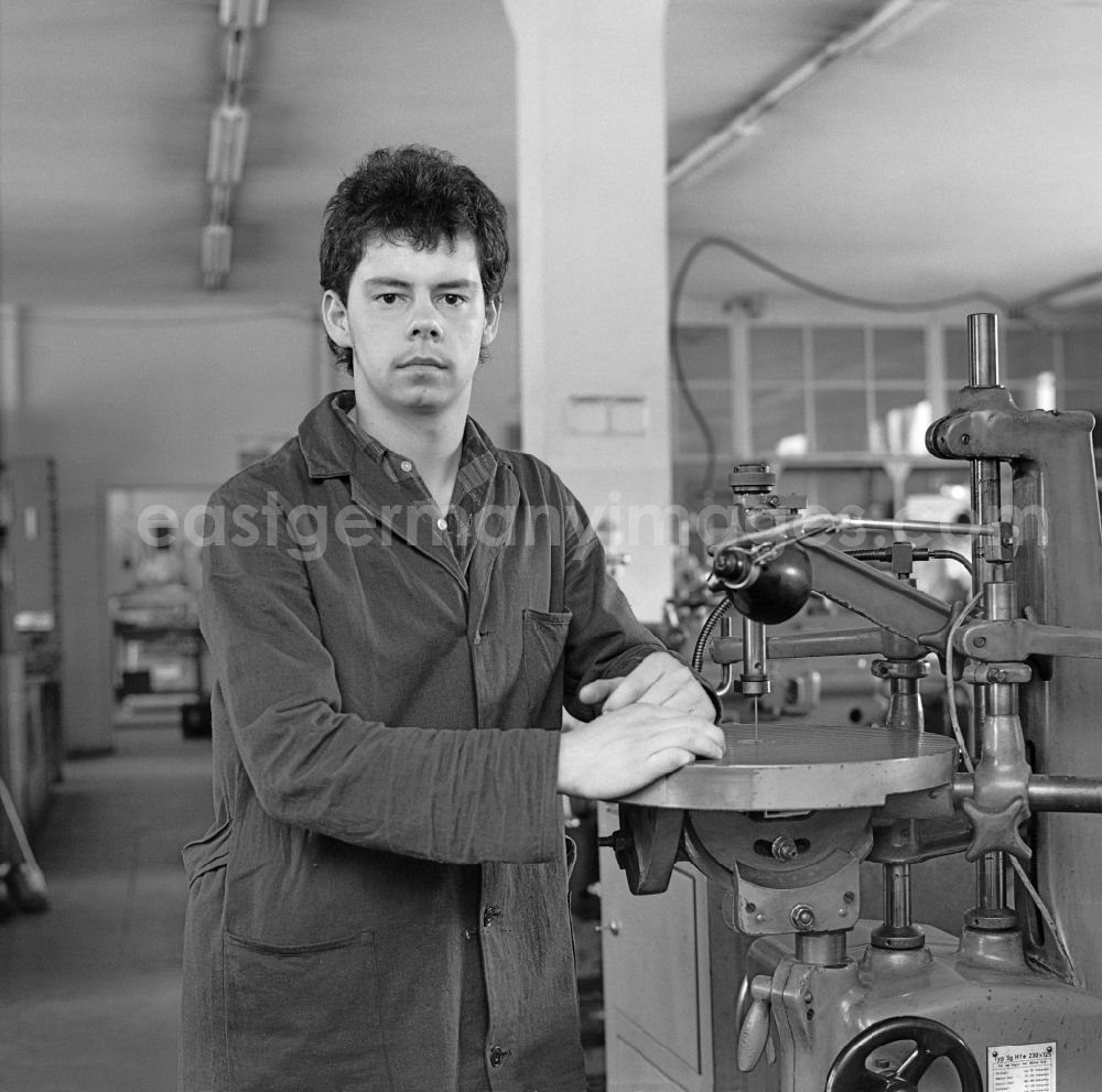 GDR image archive: Berlin - Workplace and factory equipment VEB Schreibfeder Berlin on street Boxhagener Strasse in the district Friedrichshain in Berlin Eastberlin on the territory of the former GDR, German Democratic Republic