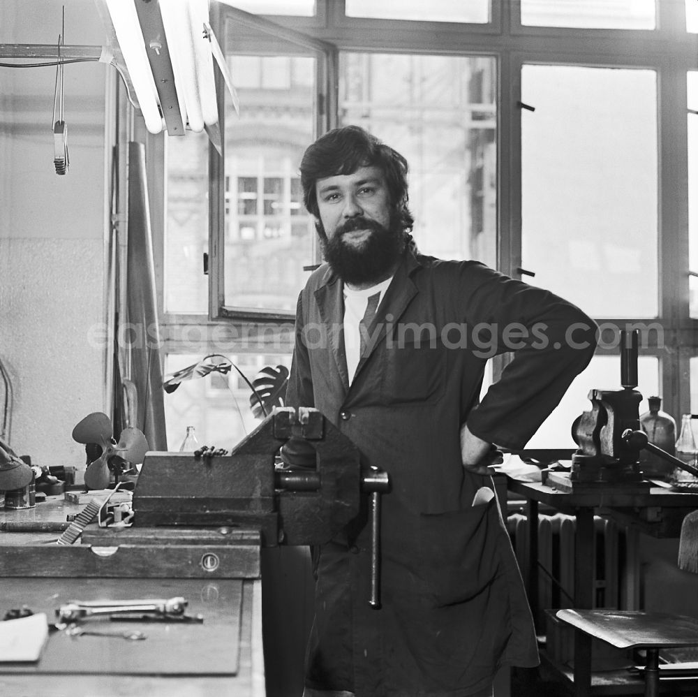 GDR photo archive: Berlin - Workplace and factory equipment VEB Schreibfeder Berlin on street Boxhagener Strasse in the district Friedrichshain in Berlin Eastberlin on the territory of the former GDR, German Democratic Republic