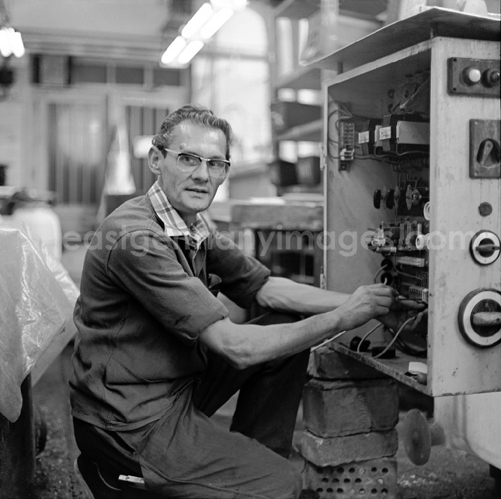 GDR picture archive: Berlin - Workplace and factory equipment VEB Schreibfeder Berlin on street Boxhagener Strasse in the district Friedrichshain in Berlin Eastberlin on the territory of the former GDR, German Democratic Republic