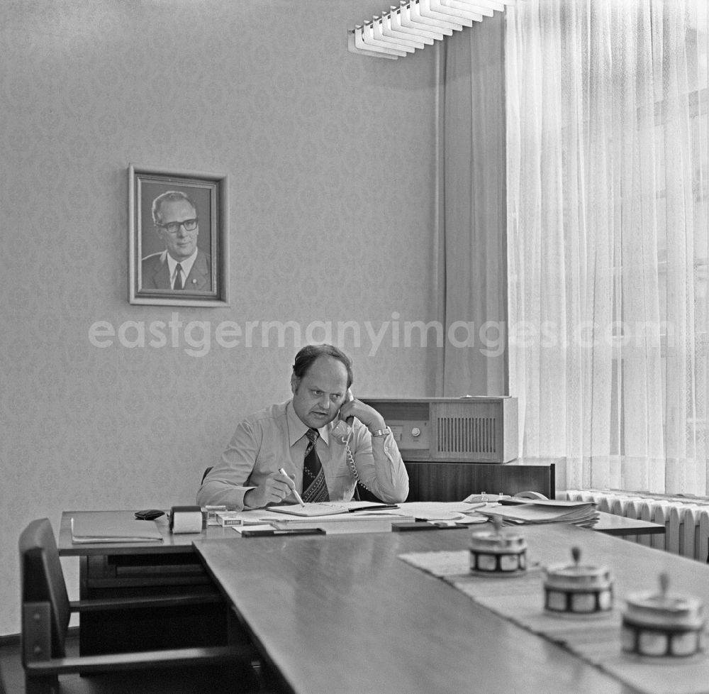 GDR photo archive: Berlin - Workplace and factory equipment VEB Schreibfeder Berlin on street Boxhagener Strasse in the district Friedrichshain in Berlin Eastberlin on the territory of the former GDR, German Democratic Republic