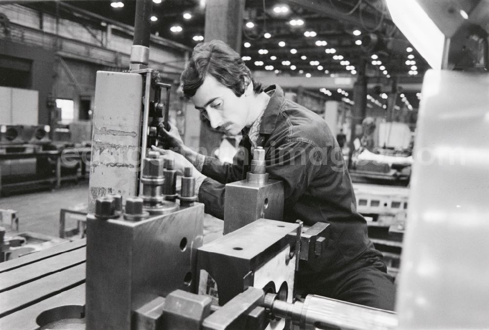 GDR image archive: Chemnitz - Karl-Marx-Stadt - Workplace and factory equipment in the VEB machine tool combine Fritz Heckert, for the production of heat exchangers and large power plants in Chemnitz - Karl-Marx-Stadt, Saxony in the area of the former GDR, German Democratic Republic