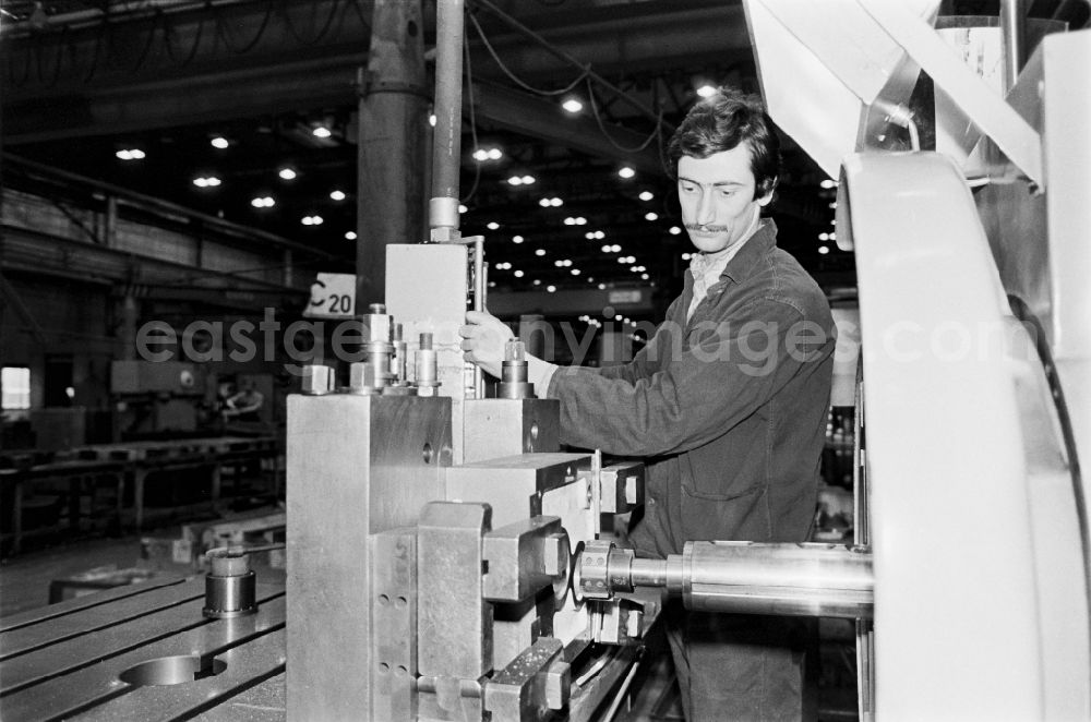 GDR picture archive: Chemnitz - Karl-Marx-Stadt - Workplace and factory equipment in the VEB machine tool combine Fritz Heckert, for the production of heat exchangers and large power plants in Chemnitz - Karl-Marx-Stadt, Saxony in the area of the former GDR, German Democratic Republic