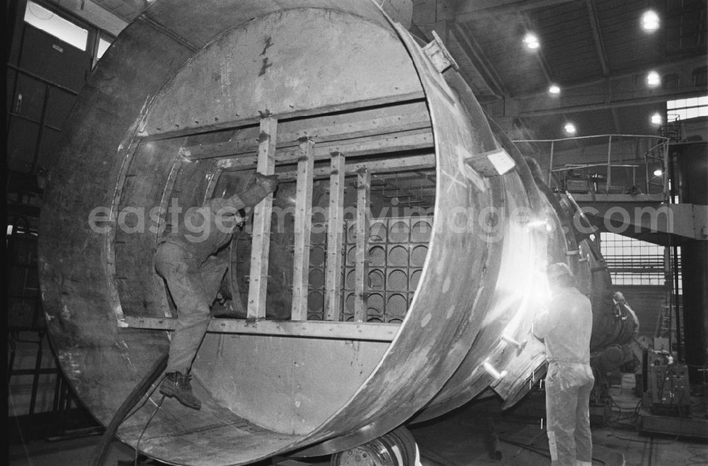 Chemnitz - Karl-Marx-Stadt: Workplace and factory equipment in the VEB machine tool combine Fritz Heckert, for the production of heat exchangers and large power plants in Chemnitz - Karl-Marx-Stadt, Saxony in the area of the former GDR, German Democratic Republic