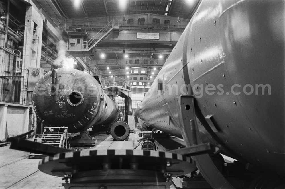 GDR image archive: Chemnitz - Karl-Marx-Stadt - Workplace and factory equipment in the VEB machine tool combine Fritz Heckert, for the production of heat exchangers and large power plants in Chemnitz - Karl-Marx-Stadt, Saxony in the area of the former GDR, German Democratic Republic