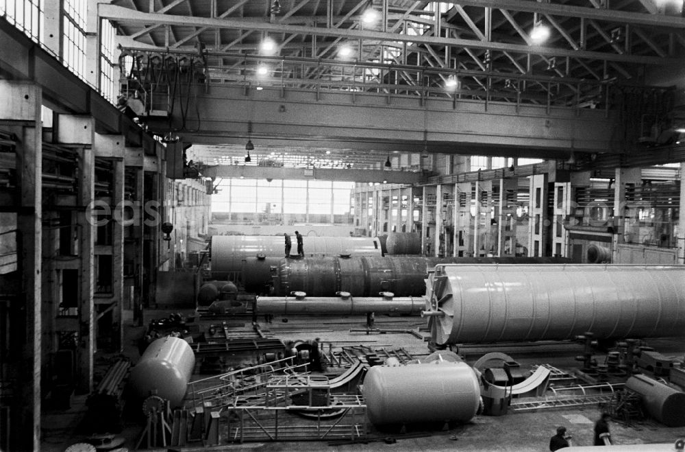 GDR picture archive: Chemnitz - Karl-Marx-Stadt - Workplace and factory equipment in the VEB machine tool combine Fritz Heckert, for the production of heat exchangers and large power plants in Chemnitz - Karl-Marx-Stadt, Saxony in the area of the former GDR, German Democratic Republic