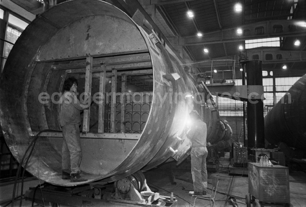 GDR image archive: Chemnitz - Karl-Marx-Stadt - Workplace and factory equipment in the VEB machine tool combine Fritz Heckert, for the production of heat exchangers and large power plants in Chemnitz - Karl-Marx-Stadt, Saxony in the area of the former GDR, German Democratic Republic