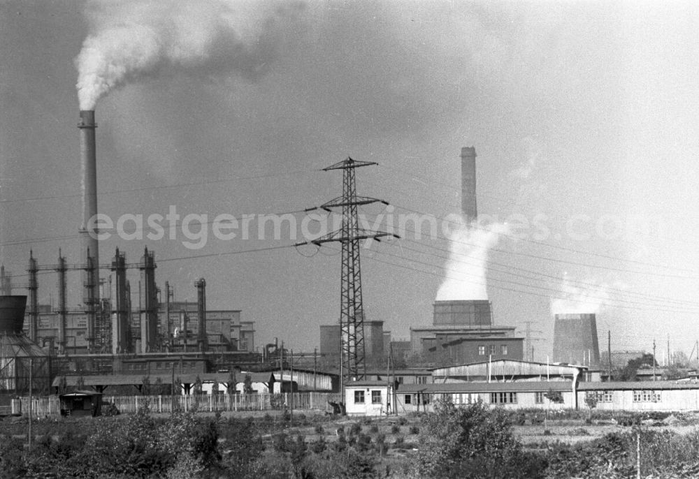 GDR photo archive: Schkopau - Production facilities and production equipment of the VEB Chemische Werke Buna Schkopau in Schkopau, Saxony-Anhalt on the territory of the former GDR, German Democratic Republic