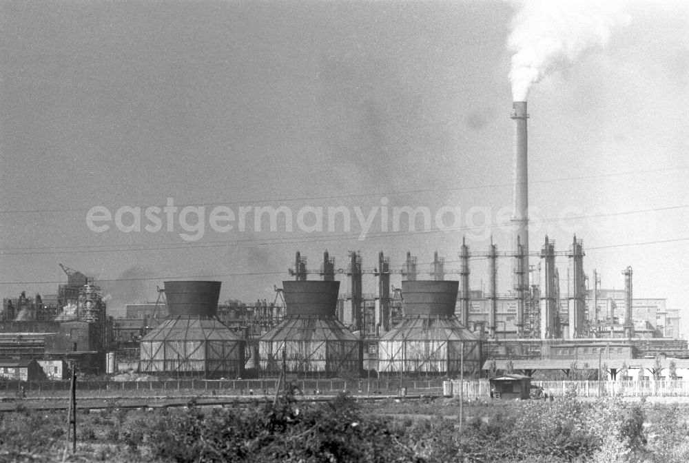 GDR picture archive: Schkopau - Production facilities and production equipment of the VEB Chemische Werke Buna Schkopau in Schkopau, Saxony-Anhalt on the territory of the former GDR, German Democratic Republic