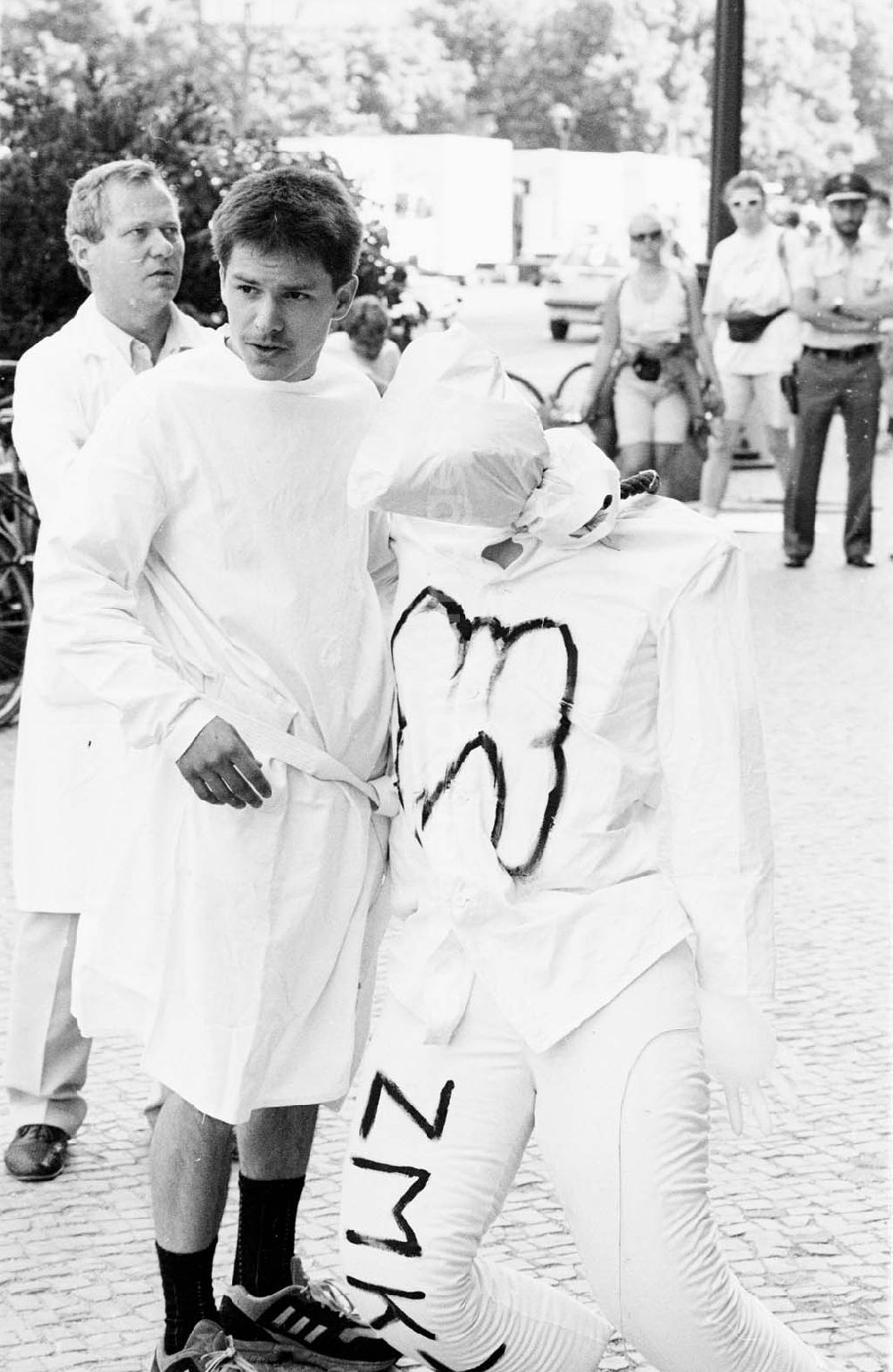 GDR photo archive: Berlin - Protest vor Rotem Rathaus gegen Zahnklinikschließung.