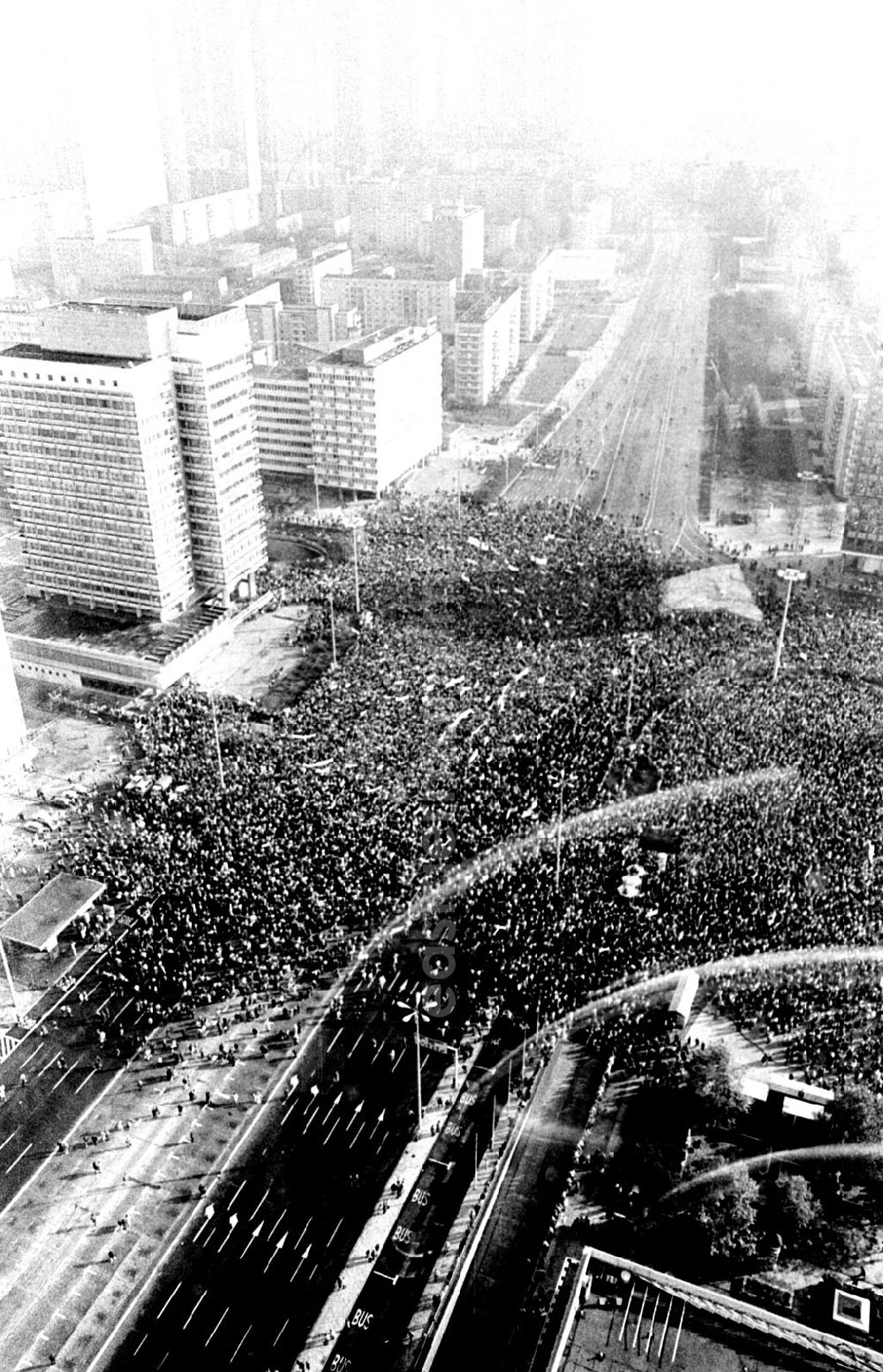 GDR photo archive: Berlin-Mitte - Protestdemonstration von 500 000 im Zentrum Berlins