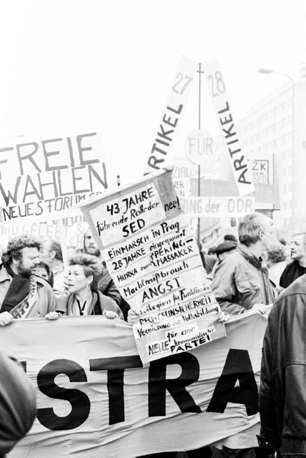 GDR picture archive: Berlin-Mitte - Protestdemonstration von 500 000 im Zentrum Berlins