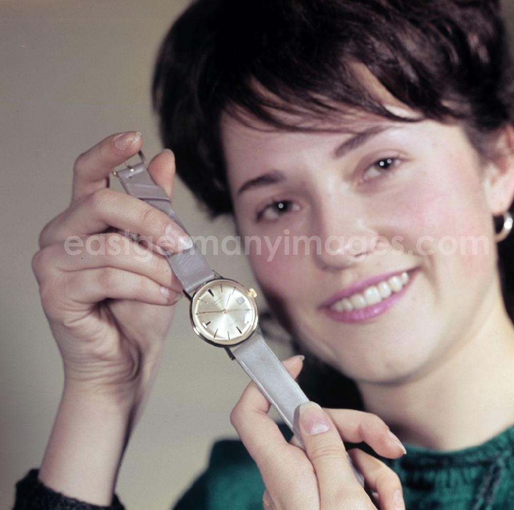 GDR picture archive: Glashütte - Presentation of a wristwatch from the VEB Glashuetter Uhrenbetriebe on Schillerstrasse in Glashuette, Saxony in the territory of the former GDR, German Democratic Republic