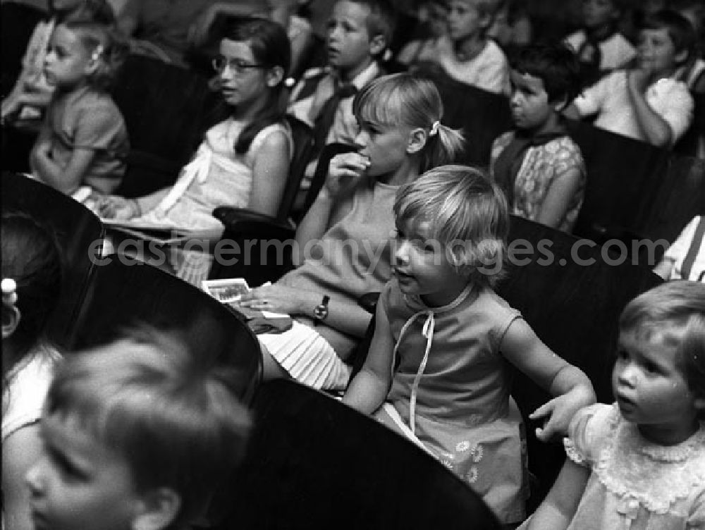 GDR image archive: Berlin - Puppenspiele im Haus der Deutsch-Sowjetischen Freundschaft.