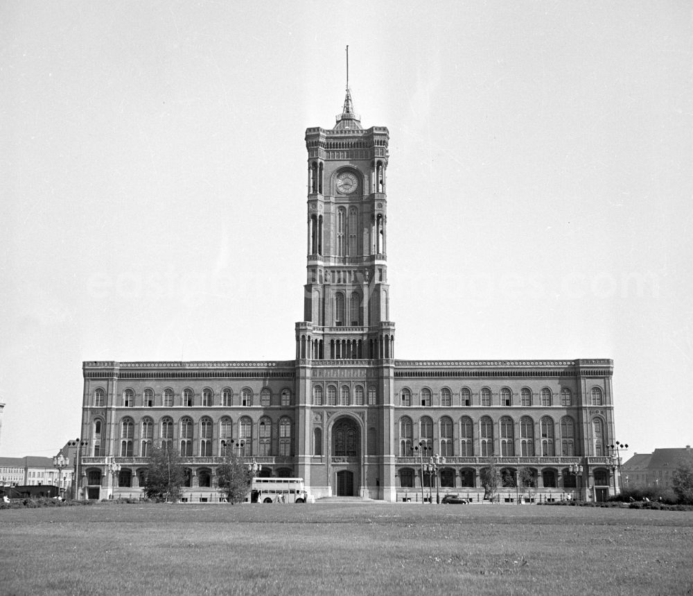 GDR image archive: Berlin - City Hall building Rotes Rathaus in Berlin Eastberlin on the territory of the former GDR, German Democratic Republic