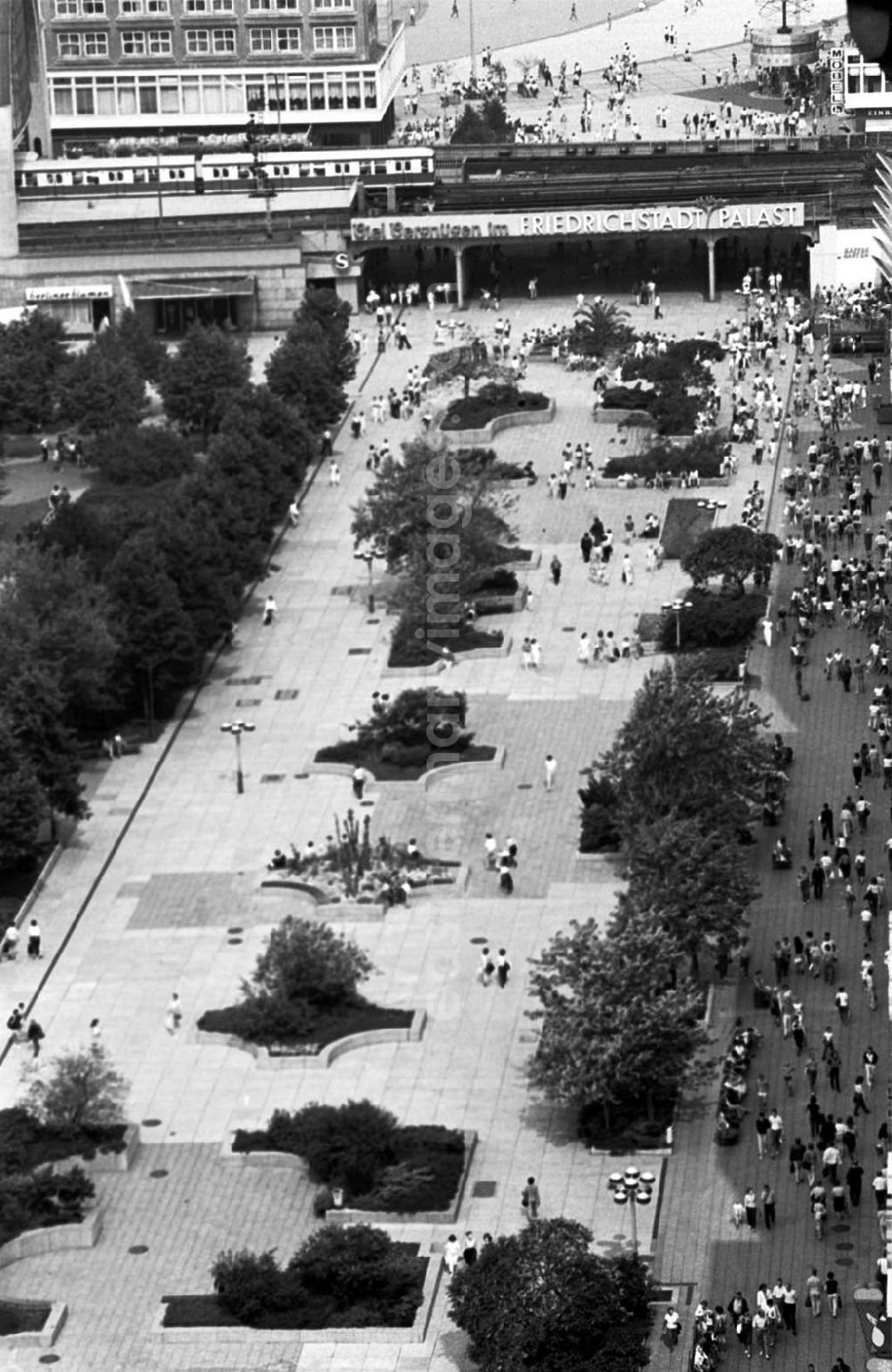 Berlin-Mitte: Rathauspassage vor Alexanderplatz 08.