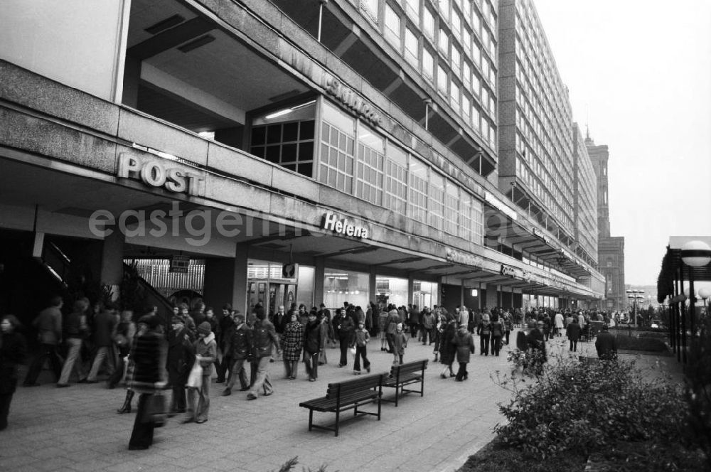 GDR image archive: Berlin - Passanten gehen an den Schaufenstern der Rathauspassagen am Alexanderplatz in Berlin-Mitte vorbei.